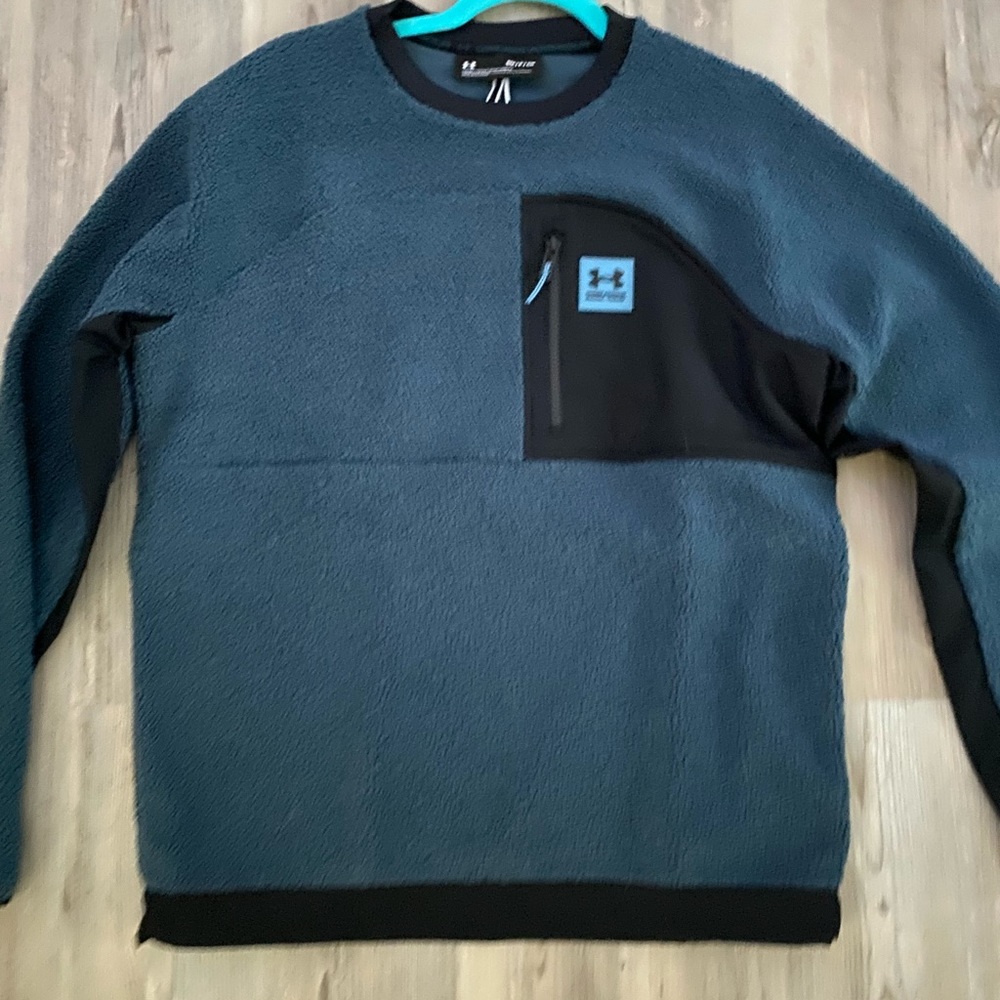 Under Armour men’s small crew neck fleece.